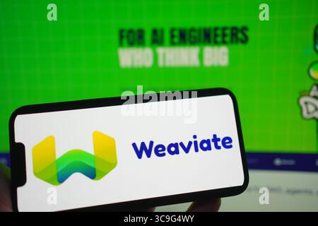 Roosendaal, pays-Bas - 05 août 2025 : un téléphone portable affichant le logo de la société Weaviate, avec le site Web de la société en arrière-plan. Banque D'Images