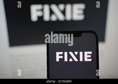 Roosendaal, pays-Bas - 05 août 2025 : un téléphone portable affichant le logo de la société Fixie, avec le site Web de la société en arrière-plan. Banque D'Images