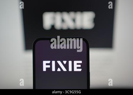 Roosendaal, pays-Bas - 05 août 2025 : un téléphone portable affichant le logo de la société Fixie, avec le site Web de la société en arrière-plan. Banque D'Images