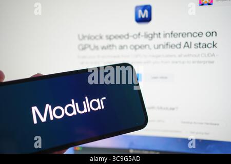 Roosendaal, pays-Bas - 05 août 2025 : un téléphone portable affichant le logo de l'entreprise Modular, avec le site Web de l'entreprise en arrière-plan. Banque D'Images