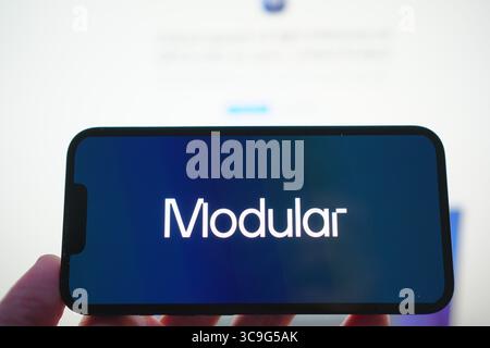 Roosendaal, pays-Bas - 05 août 2025 : un téléphone portable affichant le logo de l'entreprise Modular, avec le site Web de l'entreprise en arrière-plan. Banque D'Images