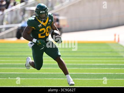 22 octobre 2022 : Baylor Bears Running Back Qualan Jones (28 ans) court avec le ballon pendant la 2e moitié du match de football NCAA entre les Jayhawks du Kansas et les Baylor Bears au McLane Stadium de Waco, Texas. Matthew Lynch/CSM (crédit image : © Matthew Lynch/CSM via ZUMA Press Wire) Banque D'Images