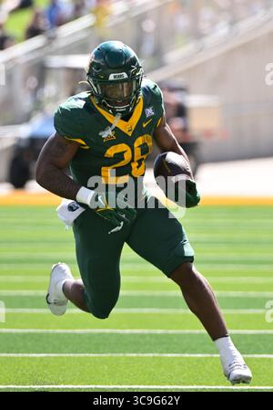 22 octobre 2022 : Baylor Bears Running Back Qualan Jones (28 ans) court avec le ballon pendant la 2e moitié du match de football NCAA entre les Jayhawks du Kansas et les Baylor Bears au McLane Stadium de Waco, Texas. Matthew Lynch/CSM (crédit image : © Matthew Lynch/CSM via ZUMA Press Wire) Banque D'Images