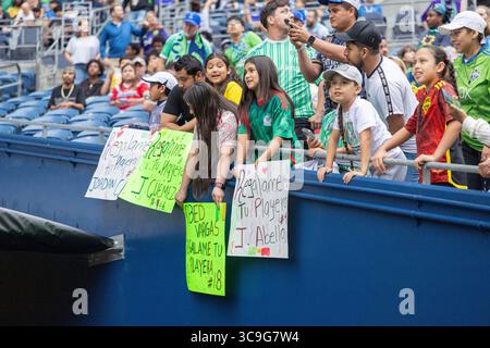 Seattle, Seattle, États-Unis. 3 août 2025. Les fans essaient d'obtenir les autographes des joueurs avant le match, Seattle Sounders vs Santos Laguna, lors de la Coupe des ligues 2025, au Lumen Field, à Seattle, Washington. (Crédit image : © Melissa Levin/ZUMA Press Wire) USAGE ÉDITORIAL SEULEMENT ! Non destiné à UN USAGE commercial ! Banque D'Images