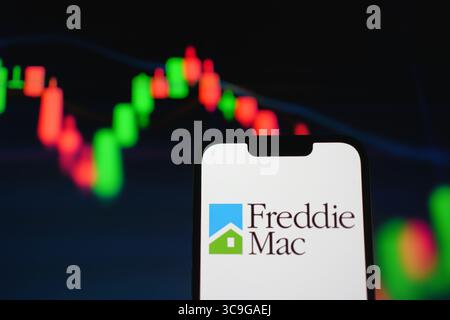 Roosendaal, pays-Bas - 05 août 2025 : un téléphone portable affichant le logo de la société Freddie Mac, avec un graphique boursier en arrière-plan. Banque D'Images