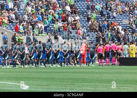 Seattle, Seattle, États-Unis. 3 août 2025. Les Seattle Sounders représentent le chant des hymnes nationaux au début du match, Seattle Sounders vs Santos Laguna, lors de la Coupe des ligues 2025, au Lumen Field, à Seattle, Washington. (Crédit image : © Melissa Levin/ZUMA Press Wire) USAGE ÉDITORIAL SEULEMENT ! Non destiné à UN USAGE commercial ! Banque D'Images