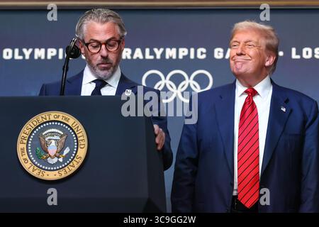 Washington, États-Unis. 05 août 2025. Casey Wasserman, président et président de LA28, prend la parole alors que le président américain Donald Trump écoute avant de signer un décret établissant un groupe de travail pour superviser les Jeux Olympiques de Los Angeles 2028 dans le South court Auditorium de la Maison Blanche le 5 août 2025 à Washington, DC. Le groupe de travail aidera à la coordination entre les représentants de la ville de Los Angeles, LA28, et le gouvernement fédéral dans le cadre de la préparation des Jeux Olympiques de 2028. Photo de Samuel Corum/UPI crédit : UPI/Alamy Live News Banque D'Images