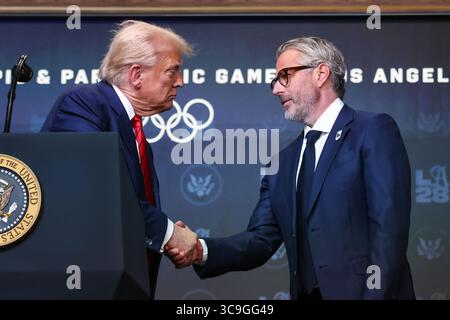 Washington, États-Unis. 05 août 2025. Le président américain Donald Trump serre la main à Casey Wasserman, président et président de LA28, avant de signer un décret établissant un groupe de travail pour superviser les Jeux Olympiques de Los Angeles 2028 dans le South court Auditorium de la Maison Blanche le 5 août 2025 à Washington, DC. Le groupe de travail aidera à la coordination entre les responsables de la ville de Los Angeles, LA28, et le gouvernement fédéral dans le cadre de la préparation des Jeux Olympiques de 2028. Photo de Samuel Corum/UPI crédit : UPI/Alamy Live News Banque D'Images
