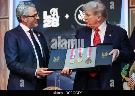 Washington, États-Unis. 05 août 2025. Casey Wasserman, président et président de LA28, et le président américain Donald Trump organisent une exposition de médailles olympiques d'or, d'argent et de bronze avant de signer un décret établissant un groupe de travail pour superviser les Jeux Olympiques de Los Angeles 2028 dans l'Auditorium South court de la Maison Blanche le 5 août 2025 à Washington, DC. Le groupe de travail aidera à la coordination entre les officiels de la ville de Los Angeles, LA28, et le gouvernement fédéral alors qu'ils se préparent pour les Jeux olympiques de 2028. Photo de Samuel Corum/UPI crédit : UPI/Alamy Live News Banque D'Images