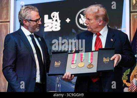 Casey Wasserman, président et président de LA28, et le président américain Donald Trump tiennent une exposition avec des médailles olympiques d'or, d'argent et de bronze avant de signer un décret établissant un groupe de travail pour superviser les Jeux Olympiques de Los Angeles 2028 dans l'Auditorium South court à la Maison Blanche le 5 août 2025 à Washington, DC le groupe de travail aidera à la coordination entre les officiels de la ville de Los Angeles, LA28, et le gouvernement fédéral alors qu'ils se préparent pour les Jeux olympiques de 2028. (Photo Samuel Corum/Pool/ABACAPRESS.COM) Banque D'Images