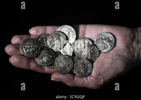 20 novembre 2022, Jérusalem, Israël : L'Autorité israélienne des Antiquités découvre une boîte en bois rare contenant un petit trésor de 15 pièces d'argent fouillé en mai 2022 dans la grotte de Murabba'at dans la réserve naturelle du ruisseau Daragh dans le désert de Judée. Les pièces sont des pièces de tetradrachme en argent, frappées par Ptolémée VI, roi d'Égypte, qui régnait sur l'Égypte en même temps que son oncle Antiochus IV Épiphane régnait sur le Royaume séleucide, y compris la Judée, entre 175 et 170 avant notre ère. Sur la base de ces dates, le trésor a été caché dans la grotte au début de la révolte de Maccabée et la guerre a été déclarée à nouveau Banque D'Images