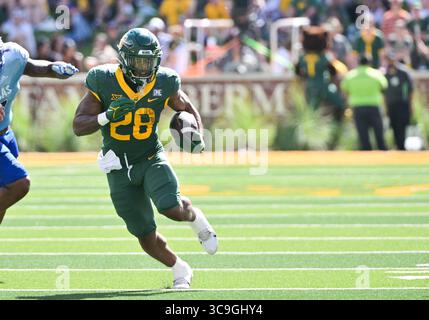 22 octobre 2022 : Baylor Bears Running Back Qualan Jones (28 ans) court avec le ballon pendant la 2e moitié du match de football NCAA entre les Jayhawks du Kansas et les Baylor Bears au McLane Stadium de Waco, Texas. Matthew Lynch/CSM (crédit image : © Matthew Lynch/CSM via ZUMA Press Wire) Banque D'Images
