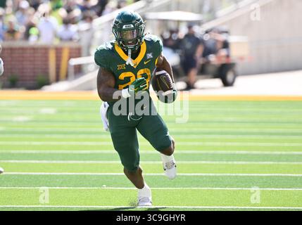 22 octobre 2022 : Baylor Bears Running Back Qualan Jones (28 ans) court avec le ballon pendant la 2e moitié du match de football NCAA entre les Jayhawks du Kansas et les Baylor Bears au McLane Stadium de Waco, Texas. Matthew Lynch/CSM (crédit image : © Matthew Lynch/CSM via ZUMA Press Wire) Banque D'Images