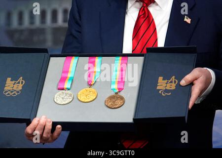 Washington, États-Unis. 05 août 2025. Le président AMÉRICAIN Donald Trump organise une exposition avec des médailles olympiques d’or, d’argent et de bronze présentées par Casey Wasserman, président et président de LA28, avant de signer le décret olympique dans l’Auditorium de South court à la Maison Blanche à Washington le 5 août 2025. Photo de Yuri Gripas/ABACAPRESS.COM crédit : Abaca Press/Alamy Live News Banque D'Images