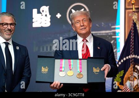 Washington, États-Unis. 05 août 2025. Le président AMÉRICAIN Donald Trump organise une exposition avec des médailles olympiques d’or, d’argent et de bronze présentées par Casey Wasserman, président et président de LA28, avant de signer le décret olympique dans l’Auditorium de South court à la Maison Blanche à Washington le 5 août 2025. Photo de Yuri Gripas/ABACAPRESS.COM crédit : Abaca Press/Alamy Live News Banque D'Images