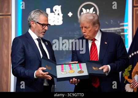 Washington, États-Unis. 05 août 2025. Le président AMÉRICAIN Donald Trump organise une exposition avec des médailles olympiques d’or, d’argent et de bronze présentées par Casey Wasserman, président et président de LA28, avant de signer le décret olympique dans l’Auditorium de South court à la Maison Blanche à Washington le 5 août 2025. Photo de Yuri Gripas/ABACAPRESS.COM crédit : Abaca Press/Alamy Live News Banque D'Images