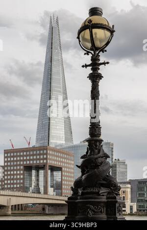 Londres, Royaume-Uni - 31 mai 2025 - « lampe dauphin standard » ornée de détails ornés au premier plan, un gratte-ciel frappant, revêtu de verre, connu sous le nom de « The Sha Banque D'Images