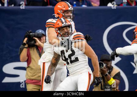 4 décembre 2022 : Tony Fields II (42) célèbre son touchdown avec l'équipe défensive Chase Winovich (69) lors d'un match entre les Browns de Cleveland et les Texans de Houston à Houston. ..Trask Smith/CSM (crédit image : © Trask Smith/CSM via ZUMA Press Wire) Banque D'Images