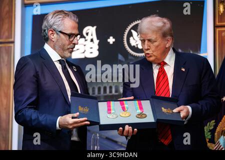 Casey Wasserman, président et président de LA28, présente au président américain Donald Trump une exposition contenant des médailles olympiques d'or, d'argent et de bronze des Jeux olympiques de 1984 à Los Angeles avant de signer un décret établissant un groupe de travail pour superviser les Jeux olympiques de Los Angeles 2028 dans l'Auditorium South court à la Maison Blanche le 5 août 2025 à Washington, DC le groupe de travail aidera à la coordination entre les officiels de la ville de Los Angeles, LA28, et le gouvernement fédéral alors qu'ils se préparent pour les Jeux olympiques de 2028. (Photo Samuel Corum/Sipa USA) Banque D'Images