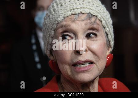 16 février 2023, Santa Barbara, Californie, États-Unis : Rita Moreno, de la renommée de West Side Story et Electric Company, et maintenant en vedette dans la farce, Delights on the Red Carpet au Santa Barbara International film Festival, le 16 février 2023, au Arlington Theater historique de Santa Barbara. (Crédit image : © Amy Katz/ZUMA Press Wire) Banque D'Images