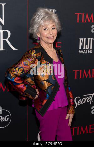 8 mars 2023, Beverly Hills, CA, États-Unis : actrice, danseuse et chanteuse portoricaine, RITA MORENO, 91 ans, illumine le tapis rouge du deuxième Gala annuel TIME Women of the Year. La carrière de Moreno dans le domaine de la musique, du cinéma et de la danse s'étend de sa performance primée aux Oscars dans le rôle d'Anita dans le film West Side Story en 1962 à ses deux performances primées aux Emmy Awards dans The Muppet Show. Seule artiste féminine à remporter les quatre prix les plus prestigieux de l'industrie du divertissement - l'Oscar, l'Emmy, le Tony et le Grammy. Né à Porto Rico et élevé à New York, Moreno était à Broadway Banque D'Images