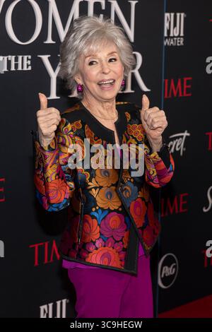 8 mars 2023, Beverly Hills, CA, États-Unis : actrice, danseuse et chanteuse portoricaine, RITA MORENO, 91 ans, illumine le tapis rouge du deuxième Gala annuel TIME Women of the Year. La carrière de Moreno dans le domaine de la musique, du cinéma et de la danse s'étend de sa performance primée aux Oscars dans le rôle d'Anita dans le film West Side Story en 1962 à ses deux performances primées aux Emmy Awards dans The Muppet Show. Seule artiste féminine à remporter les quatre prix les plus prestigieux de l'industrie du divertissement - l'Oscar, l'Emmy, le Tony et le Grammy. Né à Porto Rico et élevé à New York, Moreno était à Broadway Banque D'Images