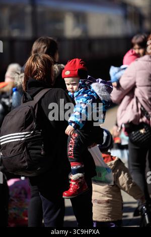 21 mars 2022, Przemysl, Californie, Pologne : des femmes et son enfant, fuyant l'Ukraine, arrivent à la gare de Przemysl, Pologne. (Crédit image : © Alan de Herrera/ZUMA Press Wire) Banque D'Images