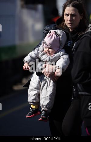 21 mars 2022, Przemysl, Californie, Pologne : des femmes et son enfant, fuyant l'Ukraine, arrivent à la gare de Przemysl, Pologne. (Crédit image : © Alan de Herrera/ZUMA Press Wire) Banque D'Images