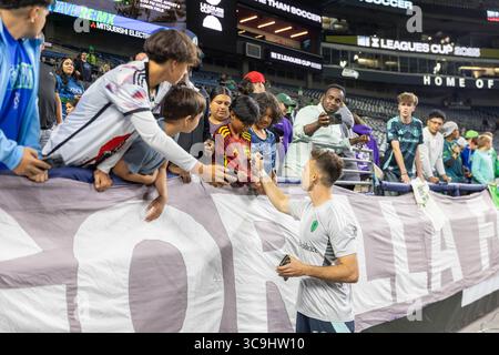 Seattle, Seattle, États-Unis. 3 août 2025. L'attaquant des Seattle Sounders Danny Musovski #19 signe des autographes après le match, Seattle Sounders vs Santos Laguna, lors de la Coupe des ligues 2025, au Lumen Field, à Seattle, Washington. (Crédit image : © Melissa Levin/ZUMA Press Wire) USAGE ÉDITORIAL SEULEMENT ! Non destiné à UN USAGE commercial ! Banque D'Images
