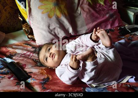 7 février 2023, New Delhi, Delhi, Inde : New Delhi 27 février 2023, filles bébés sur mobile ou posses (crédit image : © ravi Batra/ZUMA Press Wire) Banque D'Images