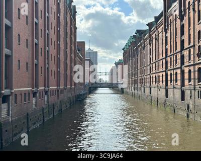 Canaux et bâtiments dans le quartier historique de Hambourg Allemagne Banque D'Images