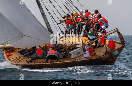 30 mai 2023, Dubaï, Émirats arabes Unis : les marins équilibrent un boutre numéro 151 pendant Al Gafffal, une course de voile longue distance de bateaux traditionnels en bois de 60 pieds de Sir Bu Nuayr Island à Dubaï, Émirats arabes Unis. (Crédit image : © Martin Dokoupil/ZUMA Press Wire) Banque D'Images