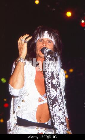 Orlandi, Floride, États-Unis : AEROSMITH - STEVEN TYLER jouant pendant le Back in the Saddle Tour - Orange County and Civic Center - 25 avril 1990 (image crédit : © Christopher Helton via ZUMA Press Wire) Banque D'Images