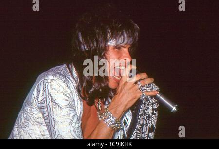 Orlandi, Floride, États-Unis : AEROSMITH - STEVEN TYLER jouant pendant le Back in the Saddle Tour - Orange County and Civic Center - 25 avril 1990 (image crédit : © Christopher Helton via ZUMA Press Wire) Banque D'Images