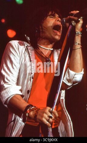 Orlandi, Floride, États-Unis : AEROSMITH - STEVEN TYLER jouant pendant le Back in the Saddle Tour - Orange County and Civic Center - Dec. 23, 1984 (crédit image : © Christopher Helton via ZUMA Press Wire) Banque D'Images