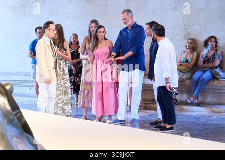 Palma. Espagne. 20250806, le roi Felipe VI d'Espagne, la reine Letizia d'Espagne, la princesse héritière Leonor, la princesse Sofia assiste à l'exposition de Joan Miro 'paysage-Miro' à la Lonja le 6 août 2025 à Palma, Espagne crédit : MPG/Alamy Live News Banque D'Images