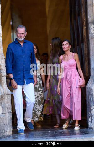 Palma. Espagne. 20250806, le roi Felipe VI d'Espagne, la reine Letizia d'Espagne, la princesse héritière Leonor, la princesse Sofia assiste à l'exposition de Joan Miro 'paysage-Miro' à la Lonja le 6 août 2025 à Palma, Espagne crédit : MPG/Alamy Live News Banque D'Images