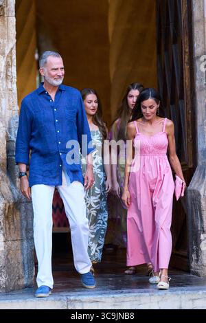 Palma. Espagne. 20250806, le roi Felipe VI d'Espagne, la reine Letizia d'Espagne, la princesse héritière Leonor, la princesse Sofia assiste à l'exposition de Joan Miro 'paysage-Miro' à la Lonja le 6 août 2025 à Palma, Espagne crédit : MPG/Alamy Live News Banque D'Images