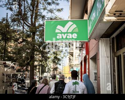 VALENCIA, ESPAGNE - 15 AVRIL 2025 : panneau vert AVAE autoescuelas au-dessus d'un trottoir à Valence, Espagne. AVAE est une chaîne espagnole d'école de conduite pour obtenir s. Banque D'Images