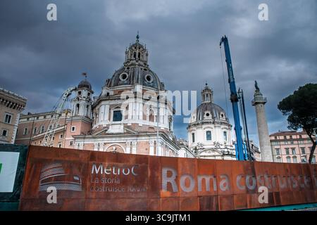 ROME, ITALIE - 15 JANVIER 2025 : la signalisation de construction promouvant la ligne C du métro de Rome se dresse devant les dômes de Santa Maria di Loreto avec la mention Banque D'Images