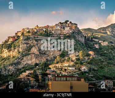 Castelmola typique de Sicile : village perché sur une montagne, à proximité de Taormina. Province de Messine, Sicile, Italie. Banque D'Images