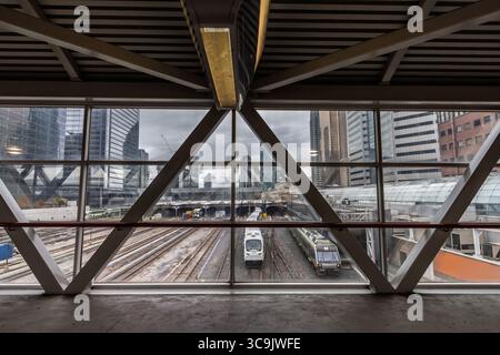 Vue à travers la passerelle en acier et en verre vers les rails et les trains de transit à Toronto Union Station, ontario, Canada, un centre de chemins de fer canadiens et Passen Banque D'Images