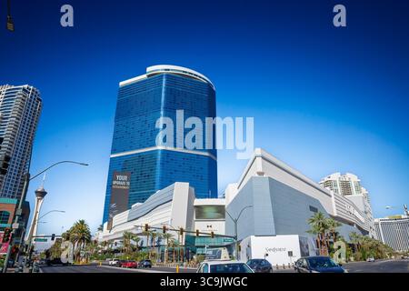 LAS VEGAS, 21 AOÛT 2024 : la tour bleue Fontainebleau Las Vegas domine le North Strip, Fontainebleau Las Vegas est un casino et un hôtel sur la Las Banque D'Images