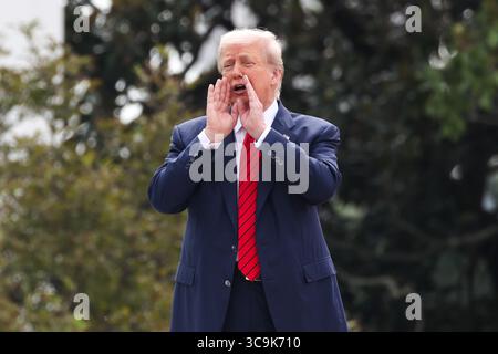 Washington, Vereinigte Staaten. 05 août 2025. Le président des États-Unis Donald J Trump fait des gestes aux médias depuis le toit de l'aile ouest à la Maison Blanche le 5 août 2025 à Washington DC crédit : Samuel Corum/Pool via CNP/dpa/Alamy Live News Banque D'Images