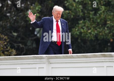 Washington, Vereinigte Staaten. 05 août 2025. Le président des États-Unis Donald J Trump fait des gestes aux médias depuis le toit de l'aile ouest à la Maison Blanche le 5 août 2025 à Washington DC crédit : Samuel Corum/Pool via CNP/dpa/Alamy Live News Banque D'Images