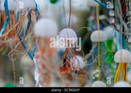 L’artiste suisse Bertrand Cazenave avec ses différentes installations de méduses réalisées à partir de déchets plastiques jetés. Les installations sont exposées à l'extérieur du Siège de l'ONU à Genève pendant les négociations du Traité mondial sur le plastique. Cazenave utilise les déchets plastiques dans ses installations et organise des ateliers de sensibilisation autour de la nécessité urgente de réduire les déchets et les dangers du microplastique. Crédit : Orjan Ellingvag/Alamy Live News Banque D'Images