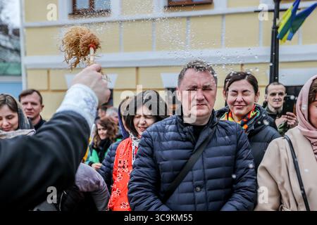 16 avril 2023, Kiev, Ukraine : les gens attendent la bénédiction avec de l'eau bénite pendant la célébration de la Pâques orthodoxe à l'extérieur dans le monastère du Dôme d'Or de Saint Micheal. (Crédit image : © Aziz Karimov/SOPA images via ZUMA Press Wire) Banque D'Images