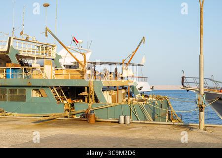 Bateau de pêche rouillé amarré au port. Banque D'Images