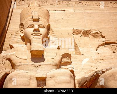 Sculpture en relief sur le Grand Temple de Ramsès II à Abu Simbel Banque D'Images