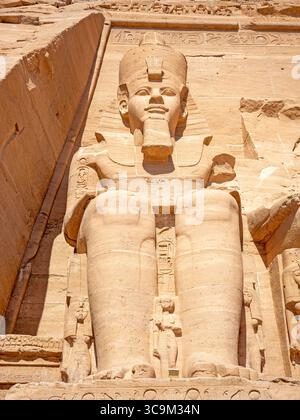 Sculpture en relief sur le Grand Temple de Ramsès II à Abu Simbel Banque D'Images